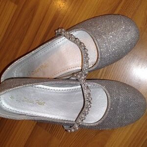 DREAM PAIRS MARY JANES SIZE 4